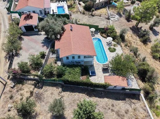 Dalyan Gökbel'de göl ve deniz manzaralı 4+1 satılık villa